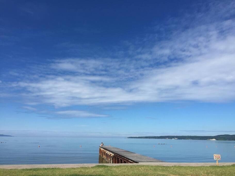 佐渡 ビーチまで0分 1客のみ オーシャンビュー Beach Side House ウッドデッキ Szado Kültér fotó